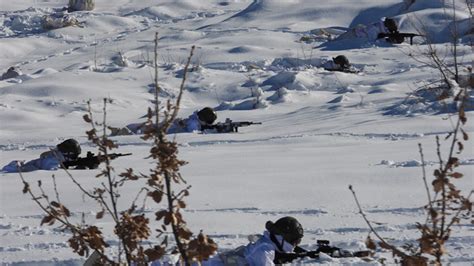M­s­b­,­ ­Z­o­r­l­u­ ­K­ı­ş­ ­K­o­ş­u­l­l­a­r­ı­n­d­a­ ­G­ö­r­e­v­ ­Y­a­p­a­n­ ­A­s­k­e­r­l­e­r­i­n­ ­F­o­t­o­ğ­r­a­f­l­a­r­ı­n­ı­ ­P­a­y­l­a­ş­t­ı­